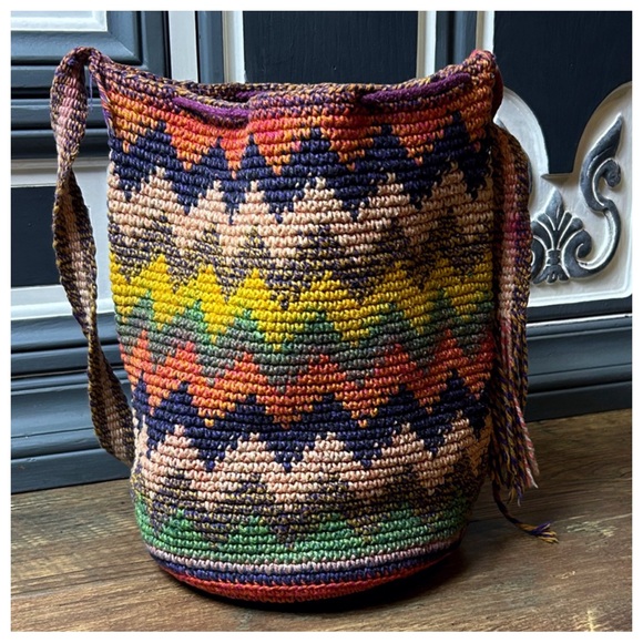 Woven Drawstring Hobo Bucket Bag - Picture 4 of 10